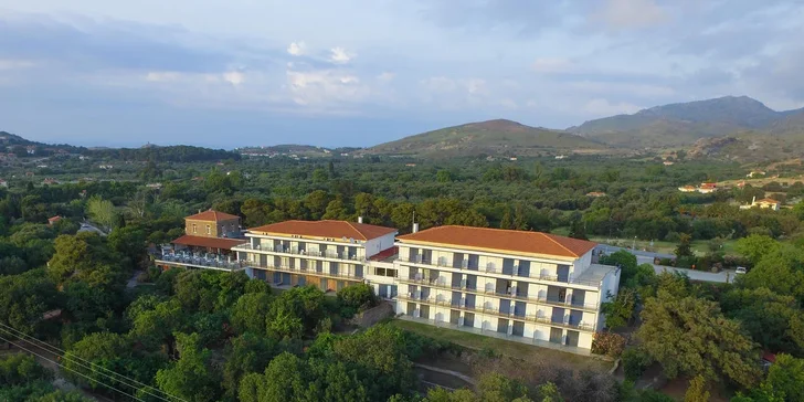 Lesbos letecky: hotel Delfinia*** v letovisku Molyvos jen kousek od pláže, snídaně i bazén