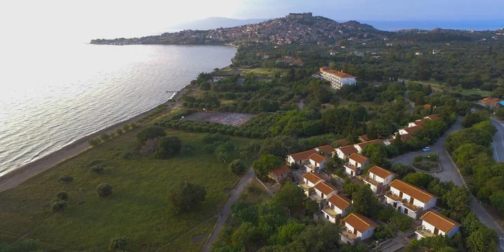 Lesbos letecky: hotel Delfinia*** v letovisku Molyvos jen kousek od pláže, snídaně i bazén