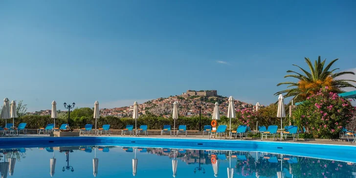 Lesbos letecky: hotel Delfinia*** v letovisku Molyvos jen kousek od pláže, snídaně i bazén