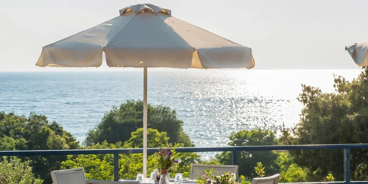 Lesbos letecky: hotel Delfinia*** v letovisku Molyvos jen kousek od pláže, snídaně i bazén