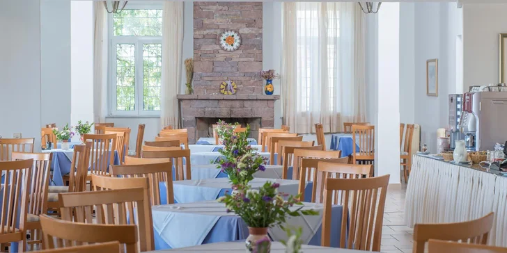 Lesbos letecky: hotel Delfinia*** v letovisku Molyvos jen kousek od pláže, snídaně i bazén