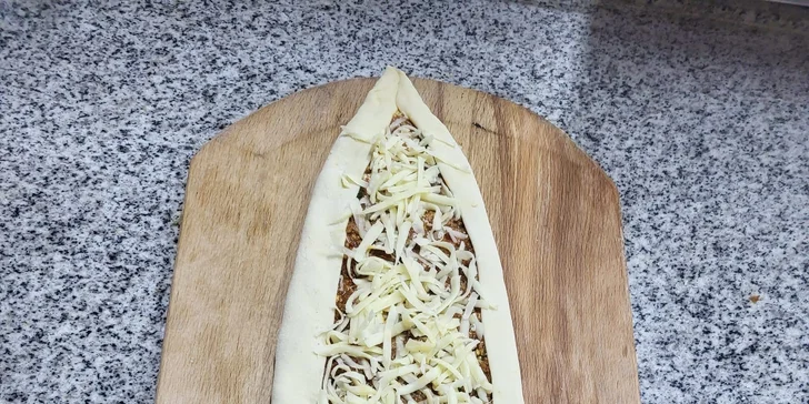 Turecký chléb pide zapečený se sýrem, hovězím i s vejci