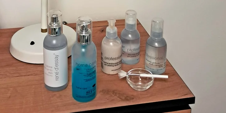Kosmetické ošetření s maskou, peelingem a čištěním nebo chemický peeling proti vráskám i akné