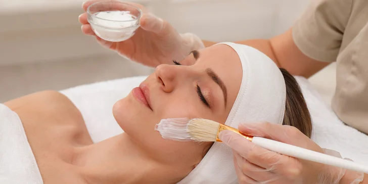 Kosmetické ošetření s maskou, peelingem a čištěním nebo chemický peeling proti vráskám i akné