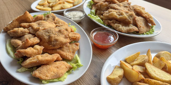 500 g či 1 kg kuřecích a vepřových řízků vč. přílohy dle výběru a omáček