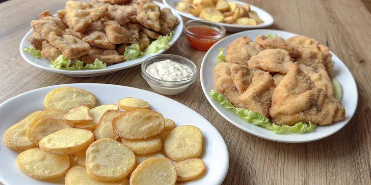 500 g či 1 kg kuřecích a vepřových řízků vč. přílohy dle výběru a omáček