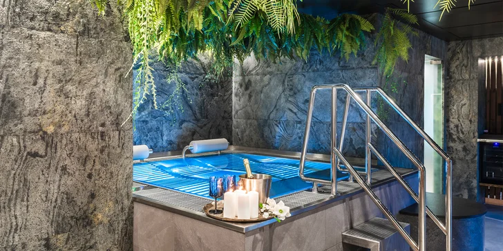 Elegantní privátní wellness pro dva na 2-3 hodiny: vířivka, sauna i lahev prosecca
