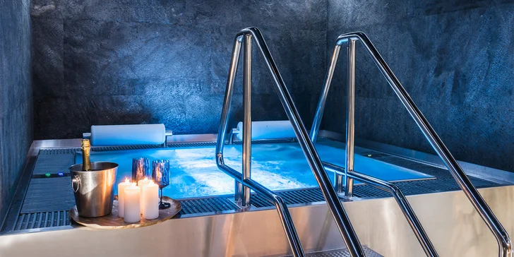 Elegantní privátní wellness pro dva na 2-3 hodiny: vířivka, sauna i lahev prosecca