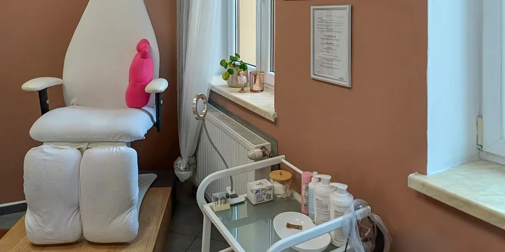 Přístrojová pedikúra: ošetření pokožky i nehtů s možností gel laku