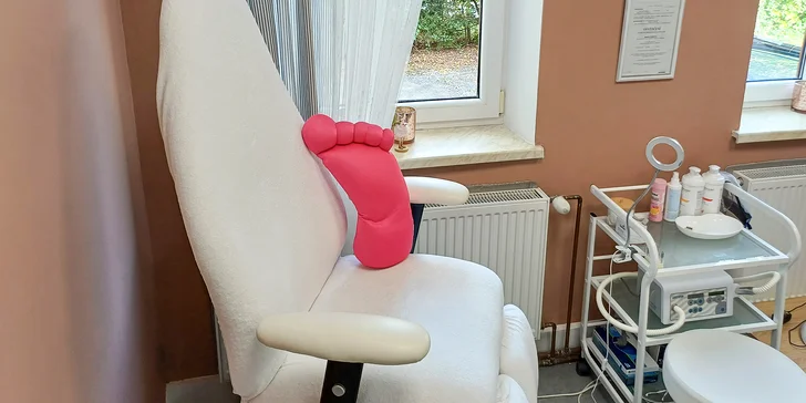 Přístrojová pedikúra: ošetření pokožky i nehtů s možností gel laku