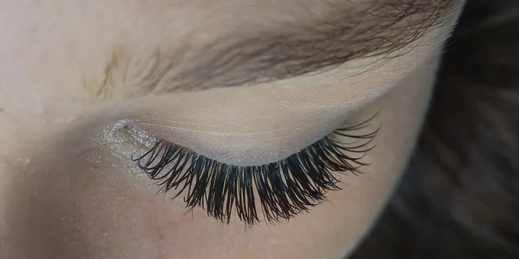 Kukadla jako filmová hvězda: laminace obočí i prodloužení řas metodou řasa na řasu