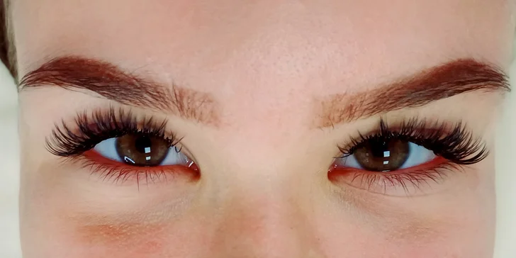 Kukadla jako filmová hvězda: laminace obočí i prodloužení řas metodou řasa na řasu