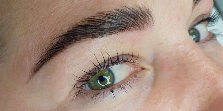 Kukadla jako filmová hvězda: laminace obočí i prodloužení řas metodou řasa na řasu