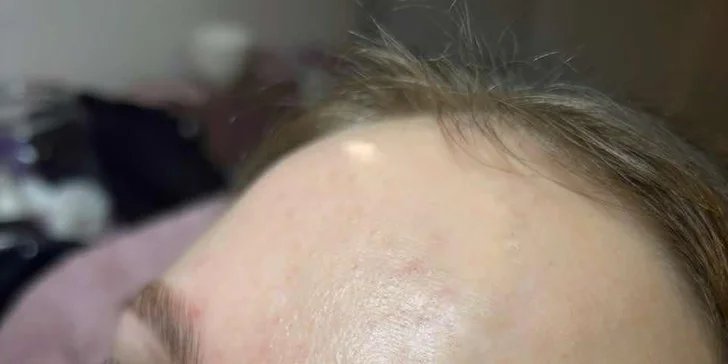 Krásná již po probuzení: úprava a barvení obočí, laminace či lash lifting řas