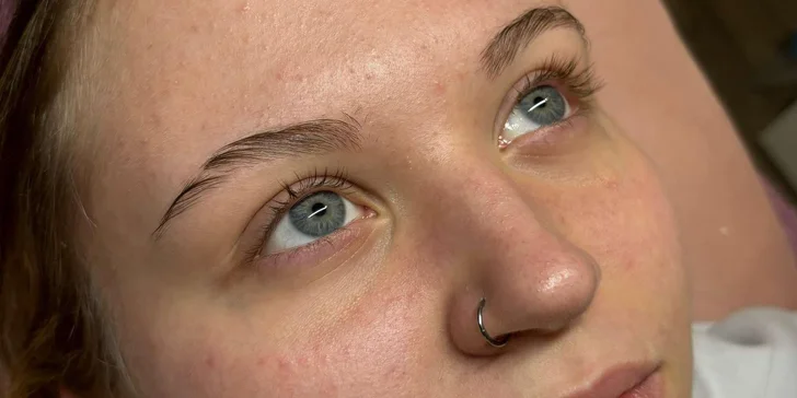 Krásná již po probuzení: úprava a barvení obočí, laminace či lash lifting řas