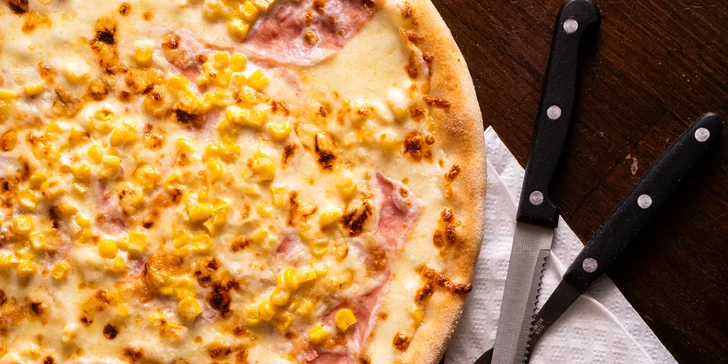 Jedna nebo dvě 32cm pizzy dle výběru: sýrová, šunková, salámová i crudo