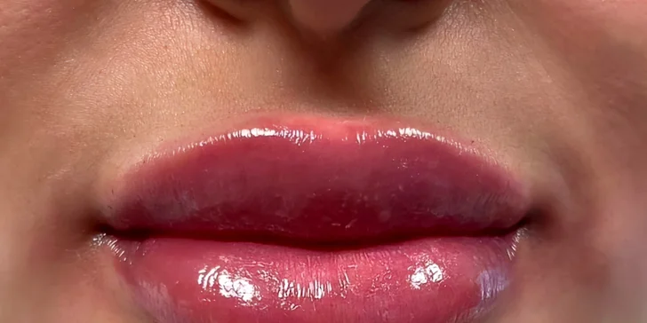 Permanentní make-up dle výběru: horní oční linka, pudrové obočí nebo vláskování i rty