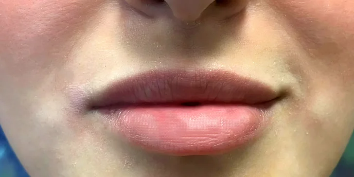 Permanentní make-up dle výběru: pudrové obočí, oční linky i plné rty