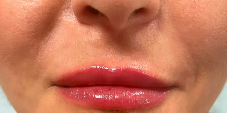 Permanentní make-up dle výběru: horní oční linka, pudrové obočí nebo vláskování i rty