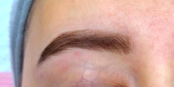 Permanentní make-up dle výběru: horní oční linka, pudrové obočí nebo vláskování i rty