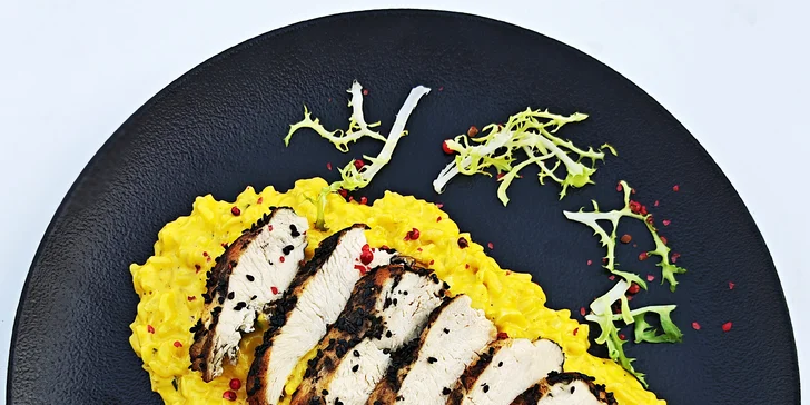 Tříchodové menu s lahví vína pro dva: lososovo-špenátová rolka, kuřecí prso nebo vepřová kotleta a jablečné suflé