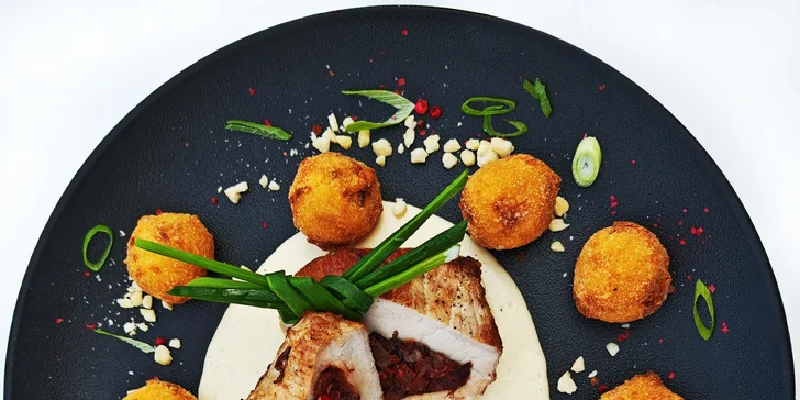 Tříchodové menu s lahví vína pro dva: lososovo-špenátová rolka, kuřecí prso nebo vepřová kotleta a jablečné suflé