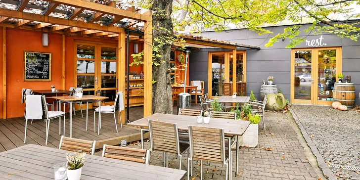 Otevřené vouchery v hodnotě 1000-2000 Kč na všechny pokrmy i nápoje v restauraci Rest.