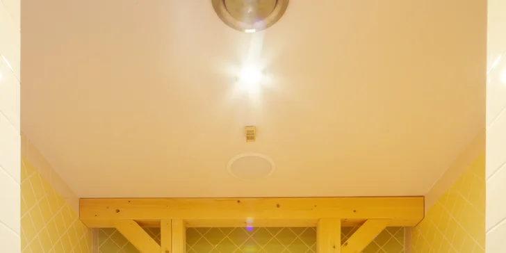Vstup do zámeckého wellness pro 1 nebo 2 osoby: bazén, sauna, vířivka i lahev sektu