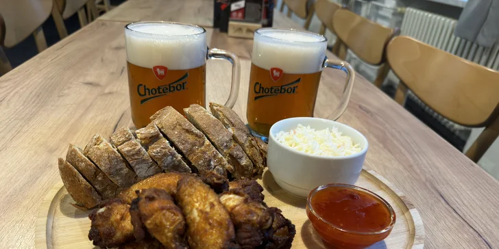 Kuřecí křídla, coleslaw a dvě piva podle výběru pro studenty i dospělé