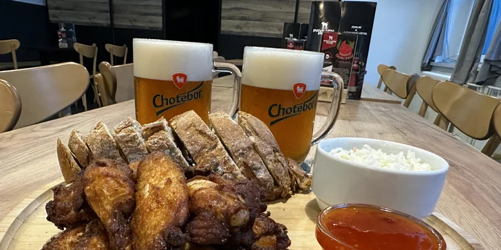 Kuřecí křídla, coleslaw a dvě piva podle výběru pro studenty i dospělé
