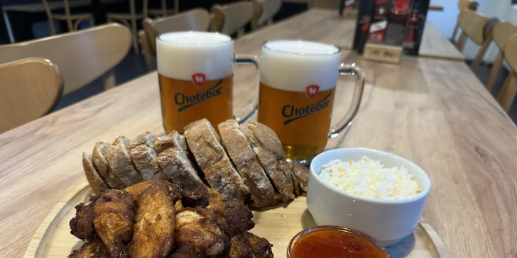 Kuřecí křídla, coleslaw a dvě piva podle výběru pro studenty i dospělé
