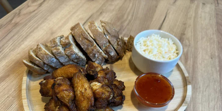 Kuřecí křídla, coleslaw a dvě piva podle výběru pro studenty i dospělé