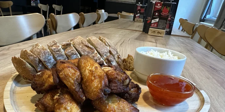Kuřecí křídla, coleslaw a dvě piva podle výběru pro studenty i dospělé