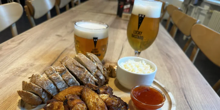 Kuřecí křídla, coleslaw a dvě piva podle výběru pro studenty i dospělé