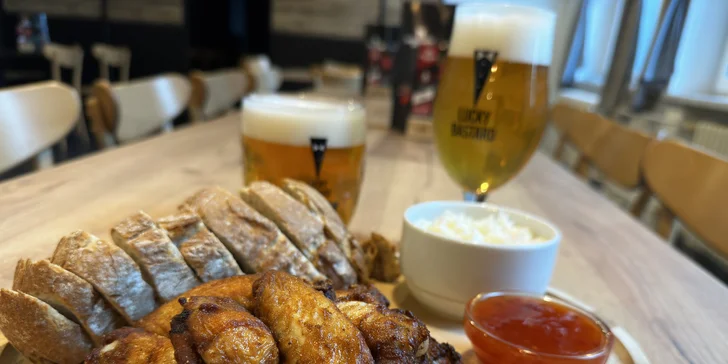Kuřecí křídla, coleslaw a dvě piva podle výběru pro studenty i dospělé