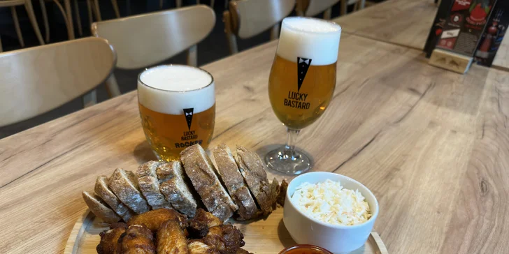 Kuřecí křídla, coleslaw a dvě piva podle výběru pro studenty i dospělé