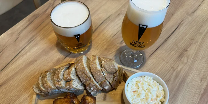 Kuřecí křídla, coleslaw a dvě piva podle výběru pro studenty i dospělé