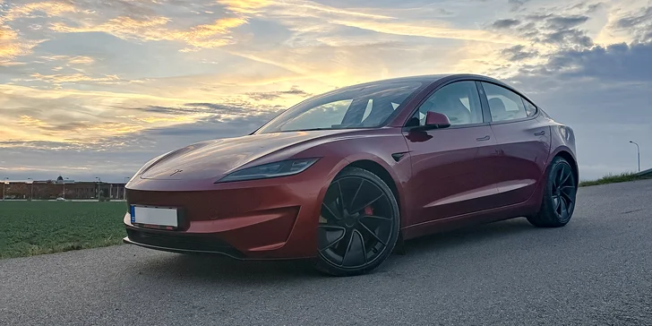 Jízda v nejnovějším elektromobilu Tesla Model 3 Performance highland 2024: jako řidič i spolujezdec