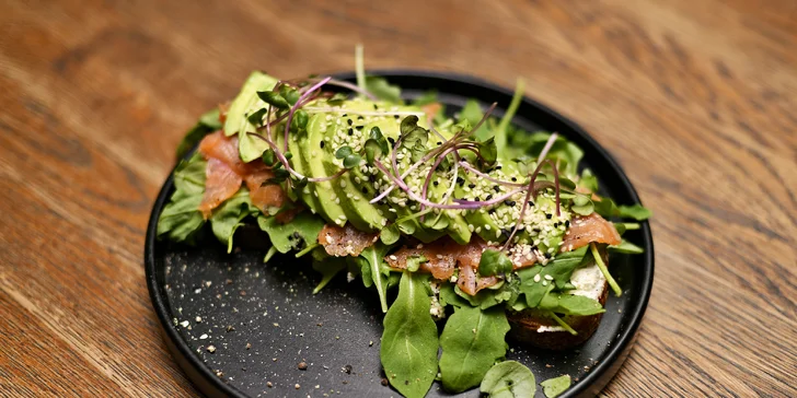 Tříchodové menu v Avocado Bistro pro 1 či 2 osoby: polévka, hl. chod, dezert i nápoje