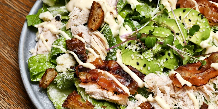Tříchodové menu v Avocado Bistro pro 1 či 2 osoby: polévka, hl. chod, dezert i nápoje