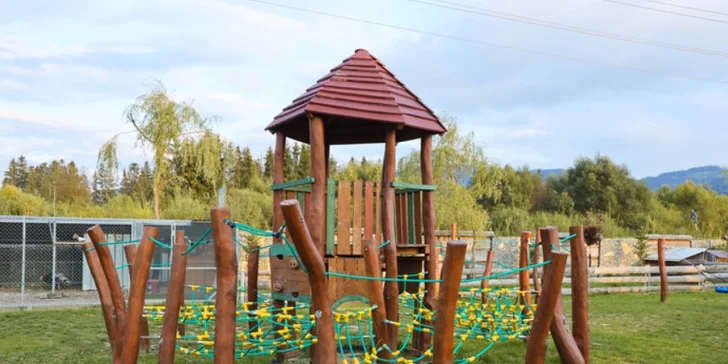 Srubové chatky na Oravě pro pár i rodinu: polopenze, wellness a mini zoo