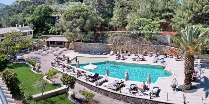 Lesbos: adult-only hotel s all inclusive, bazénem i pláží v blízkosti, letenka a transfer v ceně