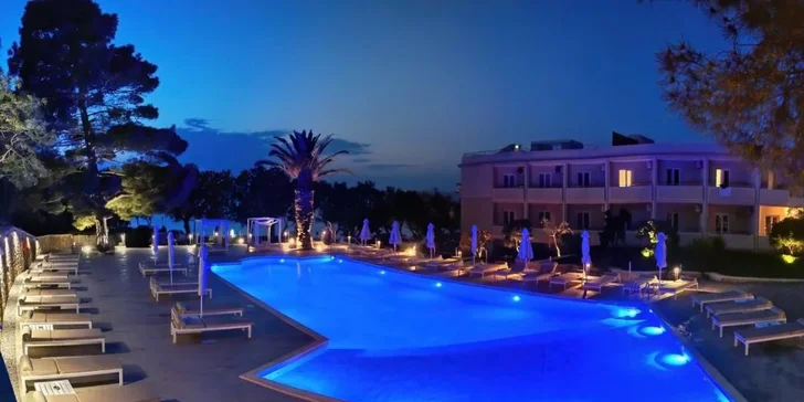Lesbos: adult-only hotel s all inclusive, bazénem i pláží v blízkosti, letenka a transfer v ceně