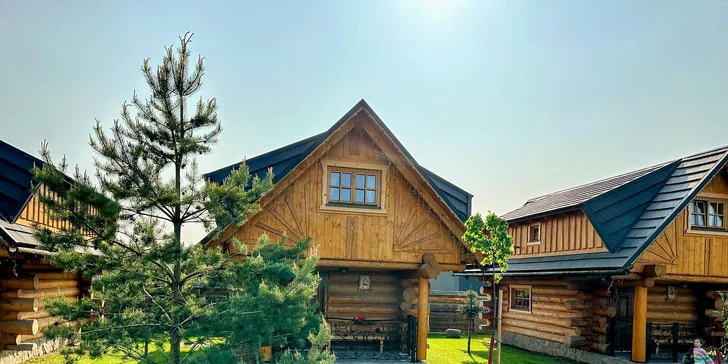 Srubové chatky na Oravě pro pár i rodinu: polopenze, wellness a mini zoo