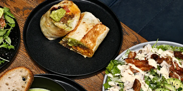 Tříchodové menu v Avocado Bistro pro 1 či 2 osoby: polévka, hl. chod, dezert i nápoje