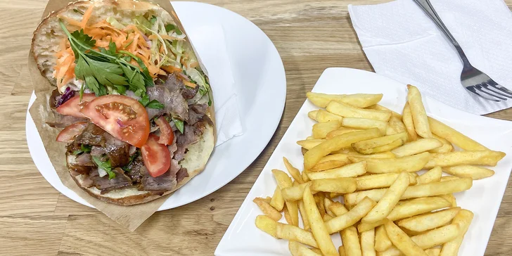Velký a pořádně plný sendvič steak döner s hranolky v novém bistru