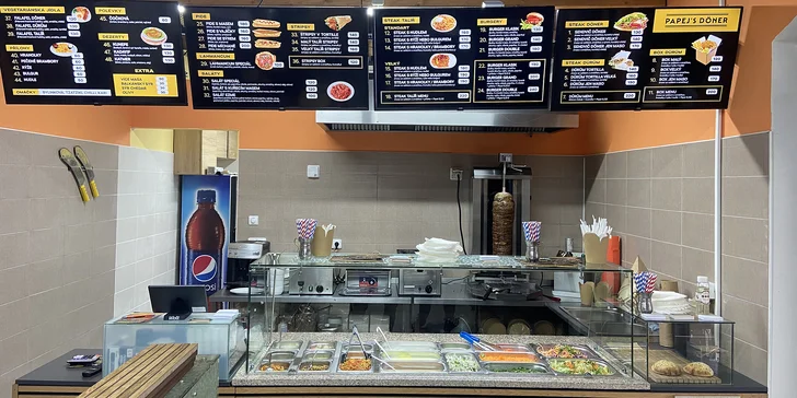 Velký a pořádně plný sendvič steak döner s hranolky v novém bistru