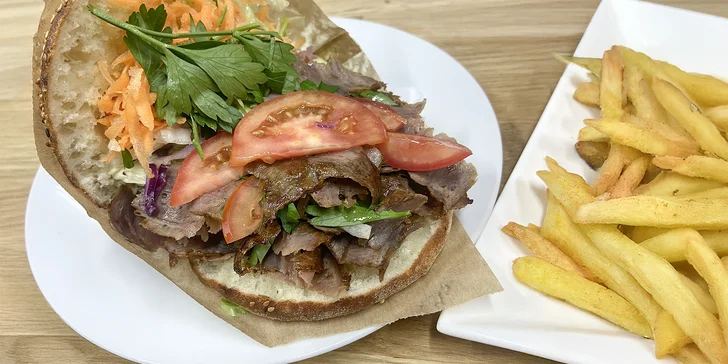 Velký a pořádně plný sendvič steak döner s hranolky v novém bistru