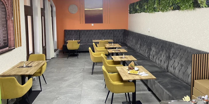 Velký a pořádně plný sendvič steak döner s hranolky v novém bistru