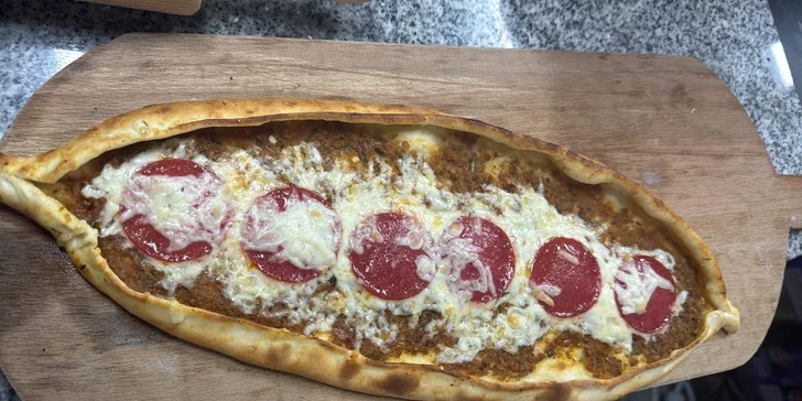 Turecký chléb pide zapečený se sýrem, hovězím i s vejci